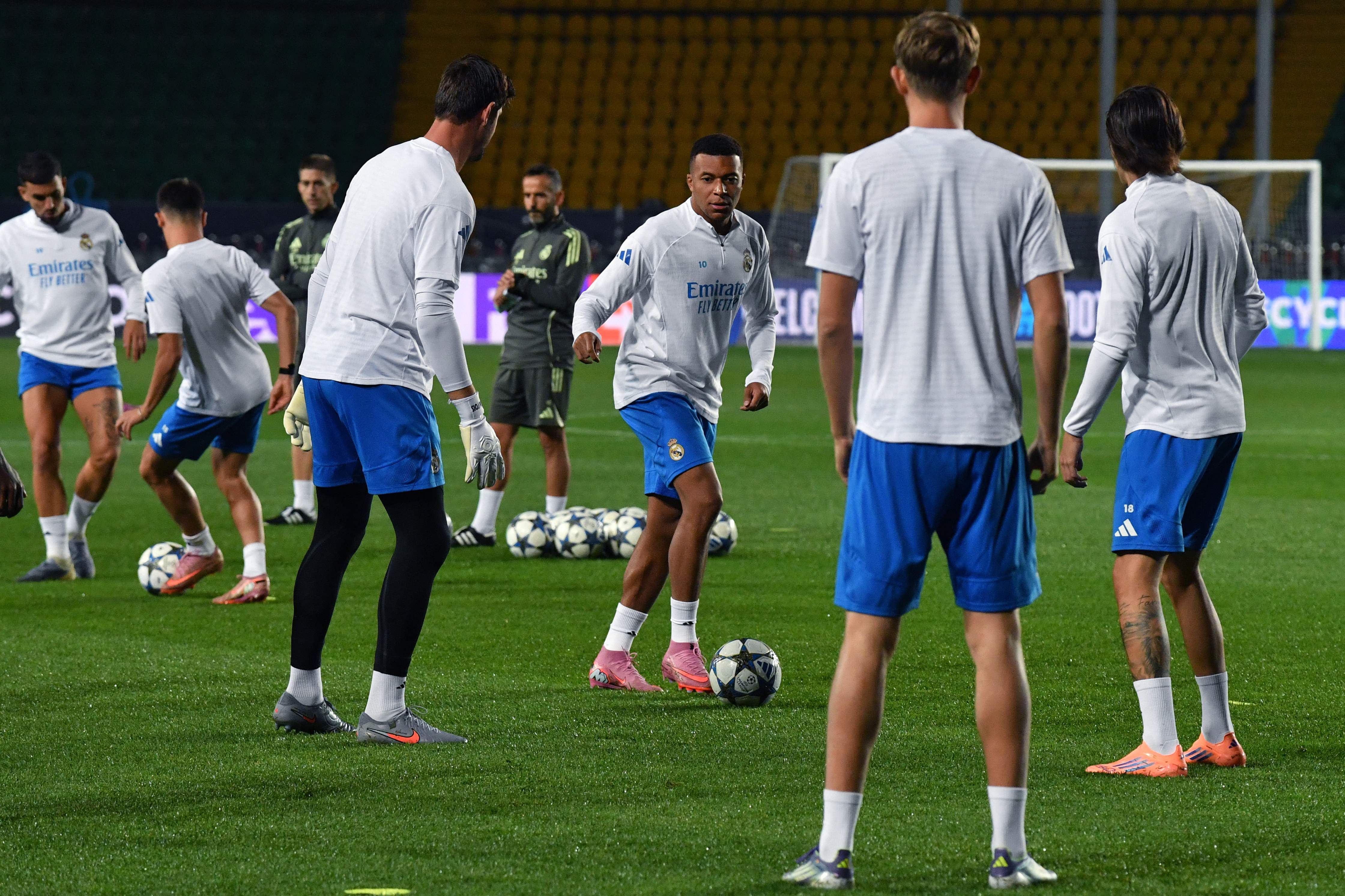 开云APP-包含赛前体能课后，瓦伦西亚外线爆发备战葡超，压力陡增，身体对抗强度拉满的词条